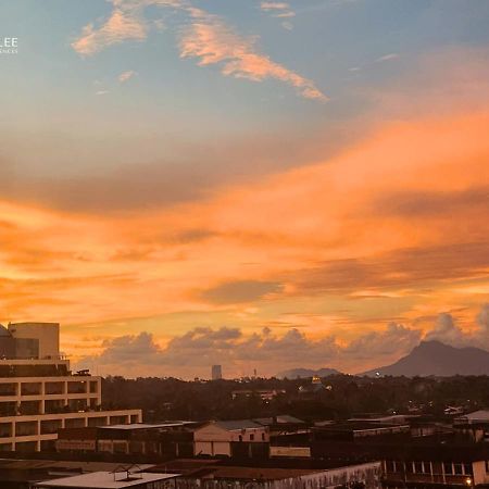 Hock Lee Hotel & Residences Kuching Extérieur photo