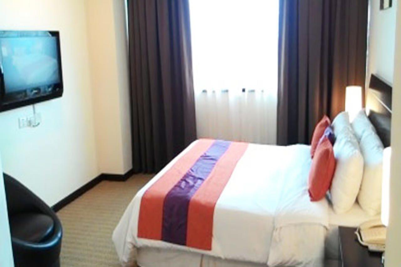 Hock Lee Hotel & Residences Kuching Extérieur photo